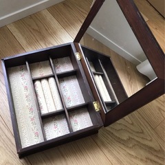 【お譲り先決定】木製ジュエリーケースの画像