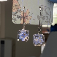 忘れな草の花ピアス。