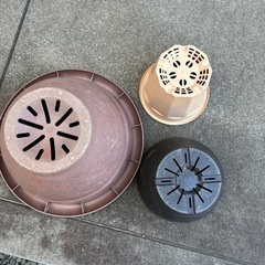 プラスチックの鉢　3個セットの画像