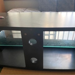 ティーテーブルとソファー2本（3人掛けと1人掛け）。の画像