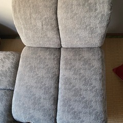 ティーテーブルとソファー2本（3人掛けと1人掛け）。の画像