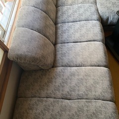 ティーテーブルとソファー2本（3人掛けと1人掛け）。