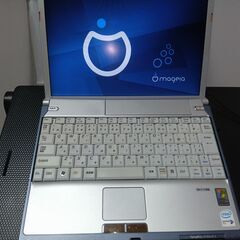 ノートパソコンが楽に使え、場所を取りません。