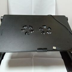 ノートパソコンが楽に使え、場所を取りません。の画像