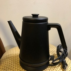 マットブラック おしゃれな電気ケトルの画像