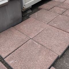 【募集中】敷石⑤ 1枚50円×10枚 赤 無地 タイル レンガ 庭石 平板 踏石【非対面】の画像