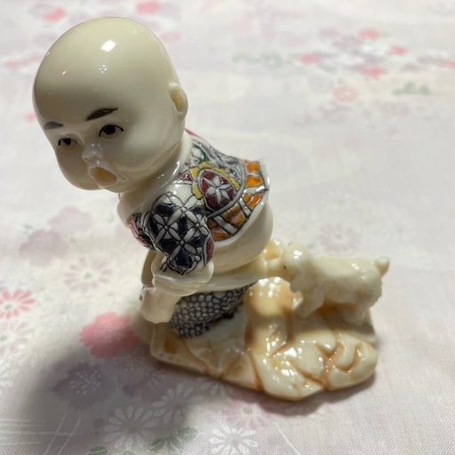 男の子と犬　中国のお土産の象牙風置物　彫像　工芸品