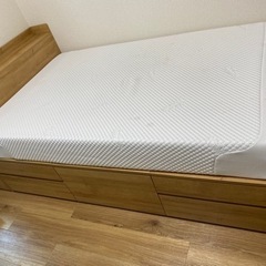 ベッドフレーム、テンピュールマットレスの画像