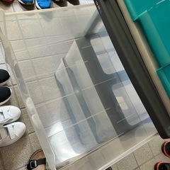 グレーのクリアボックス 衣装ケースの画像