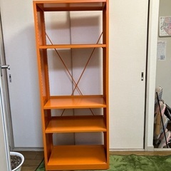 オレンジのスチール本棚