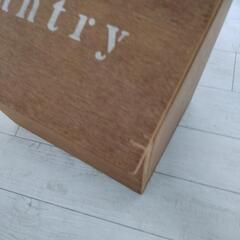 カントリー風木製収納の画像