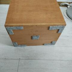 カントリー風木製収納の画像