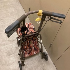 椅子付きシルバーカーの画像