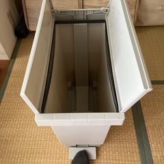 ゴミ箱 32L バタフライペダルの画像