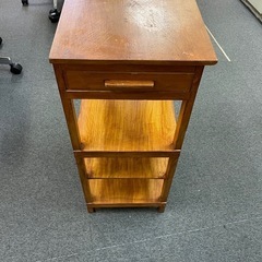 コンパクトな引き出し付きの棚の画像