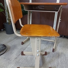 ★八4318【中古品】ミハラ　学校机、椅子セット　の画像