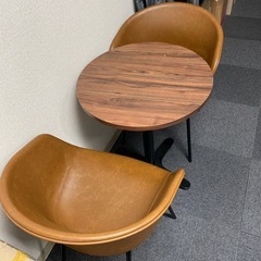 テーブルとイスのセットの画像