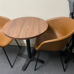 テーブルとイスのセットの画像
