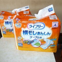 未使用品ユニ・チャーム　ライフリー　テープ止め　紙オムツ　100枚＋開封済み？枚の画像