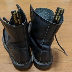 DR. MARTENS 1460 定番の8ホールブーツの画像