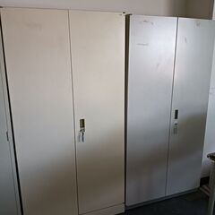キャビネット　カギ有り　①