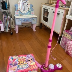 マイクスタンド、人形おもちゃの画像