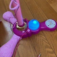 マイクスタンド、人形おもちゃの画像