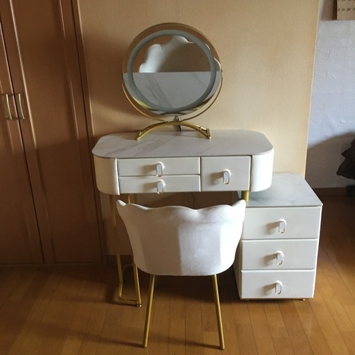 ドレッサー鏡を押すと光ります