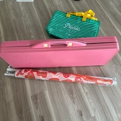 バーベキュー机とパラソル