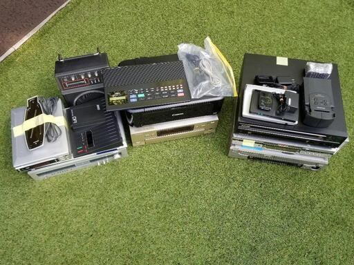 大量電化製品　ステレオチューナー　DVDレコーダー　カラオケ　ビデオデッキ　リズムマシン　プリンターなど