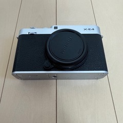 富士フイルム FUJIFILM X-E4 SILVER（サムレスト付き）の画像