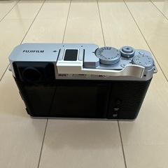 富士フイルム FUJIFILM X-E4 SILVER（サムレスト付き）の画像