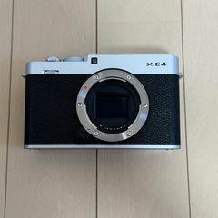 富士フイルム FUJIFILM X-E4 SILVER（サムレスト付き）の画像