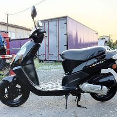 優れたエンジン。DAELIM Cordi 50。非常に速いバイク。バッテリーは新品です。2 ストローク エンジン オイル タンクは 2 ストローク エンジン オイルで満タンです。キャブレターのオーバーホールが完了しました。フロント ディスク ブレーキ付き。サイド スタンド付き。走行距離 9232 キロメートル。の画像