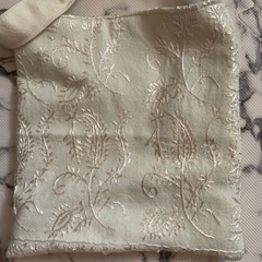 ⬜︎ハンドメイド　白　柄入り　ポシェットの画像