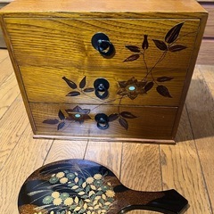 木製ミニタンスと手鏡