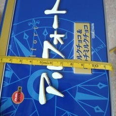 お菓子の空き缶の画像