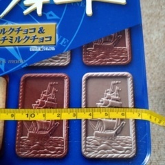 お菓子の空き缶の画像