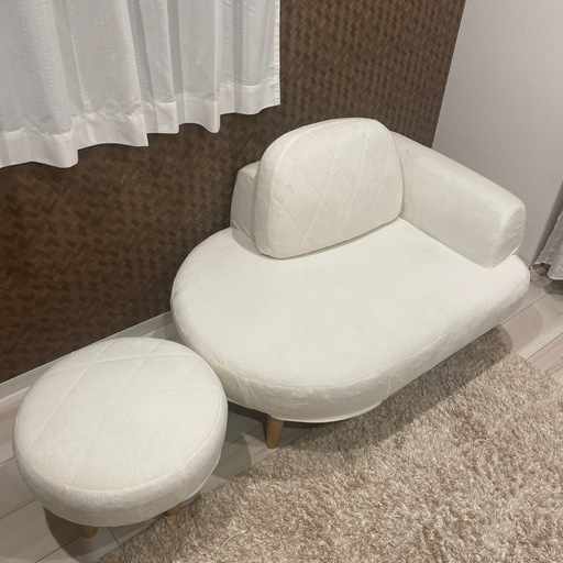 白いソファ（オットマン付き）