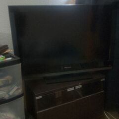 テレビ、電子レンジ、テーブル、丸椅子、衣装ケース