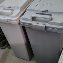 ゴミ箱3つの画像
