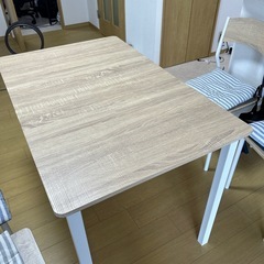 ダイニングテーブルの画像