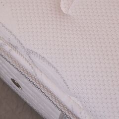 SIMMONS(シモンズ)社よりビューティレストプレミアムシリーズ、NEWFIT(ニューフィット) シングルマットレスです。体型や身体の動きに細やかに反応するソフトなフィット感が特徴的な高級マットレスの画像