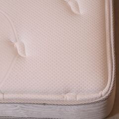 SIMMONS(シモンズ)社よりビューティレストプレミアムシリーズ、NEWFIT(ニューフィット) シングルマットレスです。体型や身体の動きに細やかに反応するソフトなフィット感が特徴的な高級マットレスの画像