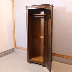 英国アンティーク家具、北欧ヴィンテージ家具を取り扱う、LLOYD'S ANTIQUES(ロイズ・アンティークス)のオーク材 ホールローブです。クラシックでエレガントなデザインが魅力のワードローブ♪の画像