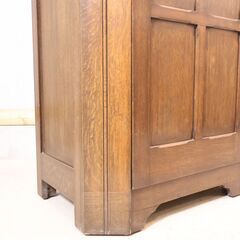 英国アンティーク家具、北欧ヴィンテージ家具を取り扱う、LLOYD'S ANTIQUES(ロイズ・アンティークス)のオーク材 ホールローブです。クラシックでエレガントなデザインが魅力のワードローブ♪の画像