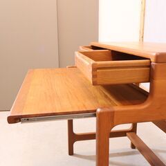 北欧デンマークのBrink Mobler(ブリンクモブラー) ライティングデスクです。チーク無垢材の重厚感とナチュラルな質感がインテリアの主役になる机は引き出しの組み継ぎがアクセント♪の画像