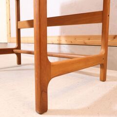 北欧デンマークのBrink Mobler(ブリンクモブラー) ライティングデスクです。チーク無垢材の重厚感とナチュラルな質感がインテリアの主役になる机は引き出しの組み継ぎがアクセント♪の画像