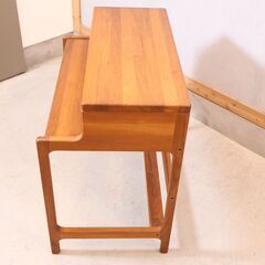 北欧デンマークのBrink Mobler(ブリンクモブラー) ライティングデスクです。チーク無垢材の重厚感とナチュラルな質感がインテリアの主役になる机は引き出しの組み継ぎがアクセント♪の画像