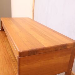 北欧デンマークのBrink Mobler(ブリンクモブラー) ライティングデスクです。チーク無垢材の重厚感とナチュラルな質感がインテリアの主役になる机は引き出しの組み継ぎがアクセント♪の画像